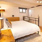 Beautiful Converted One Bedroom Apartment *