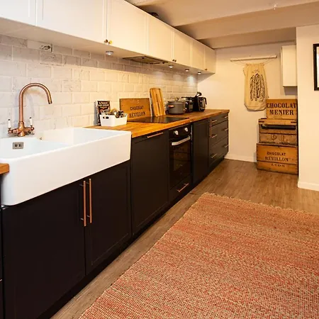 Beautiful Converted One Bedroom Appartamento